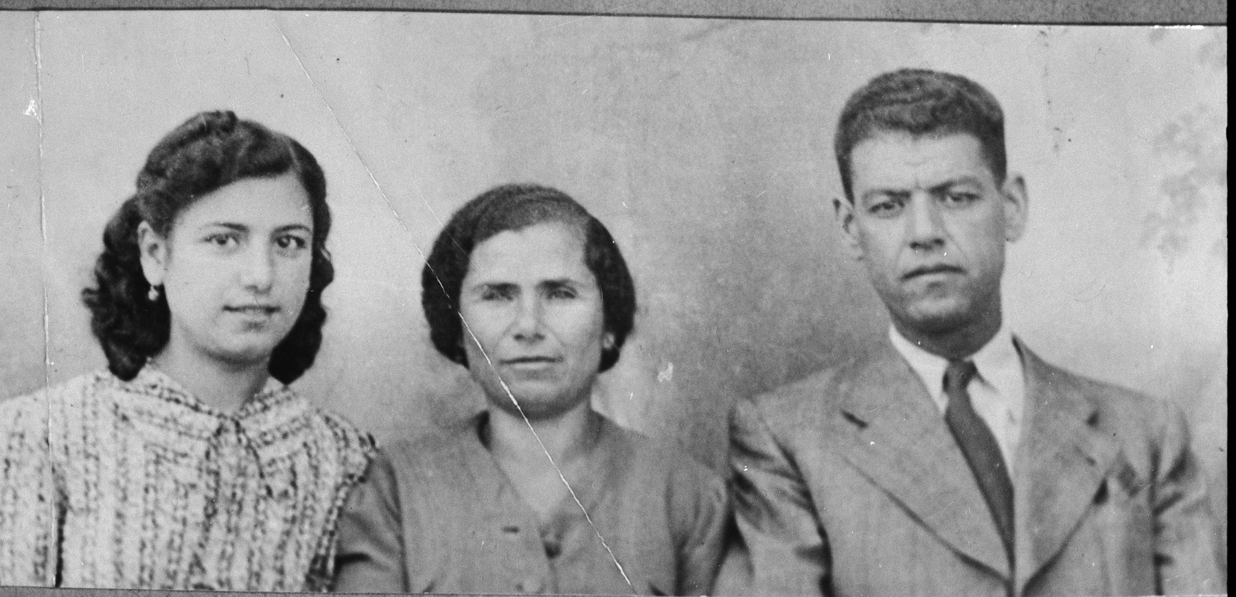 Portrait of Yosef Koen, his wife, Luna, and his daughter, Sarika.  Yosef was a rag dealer.  Sarika was a student.  They lived at Avliya 12 in Bitola.