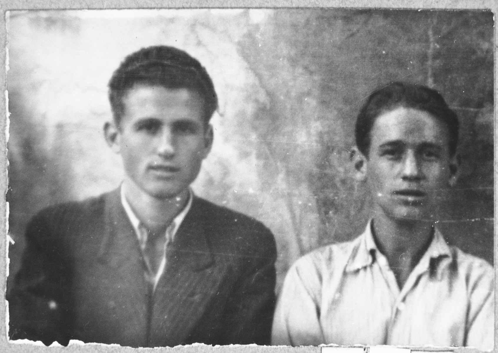Portrait of Rachamin and Baruch Koen, sons of Eliau Koen.  Rachamin was a laborer and Baruch, a student.  They lived at Avliya 4 in Bitola.