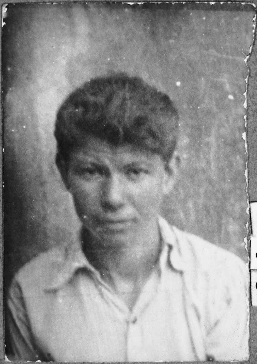 Portrait of Moshe Koen, son of Eliau Koen.  He was a student.  He lived at Zmayeva 3 in Bitola.