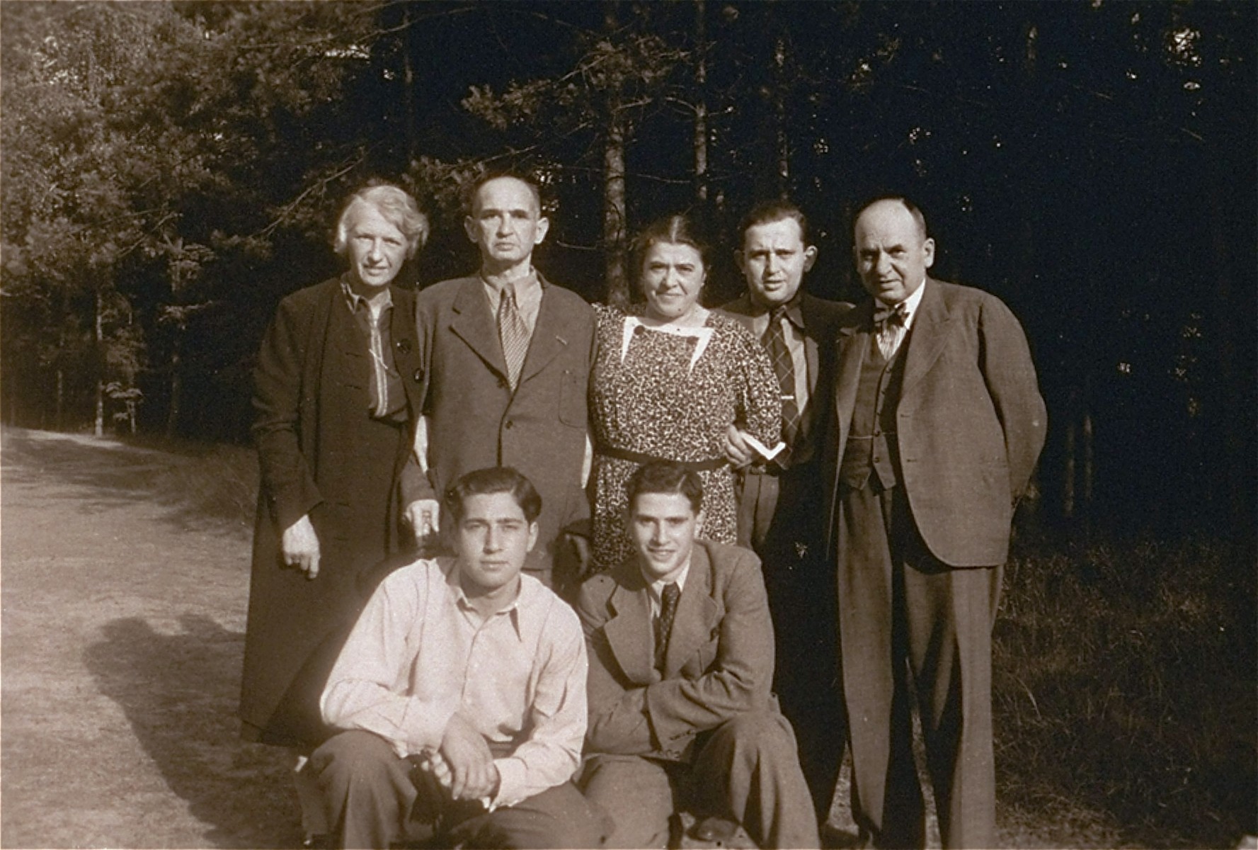Group portrait of an extended German-Jewish family on an outing in Tiergarten in Berlin.  

Among those pictured are Elsa, Carl and Peter Victor.