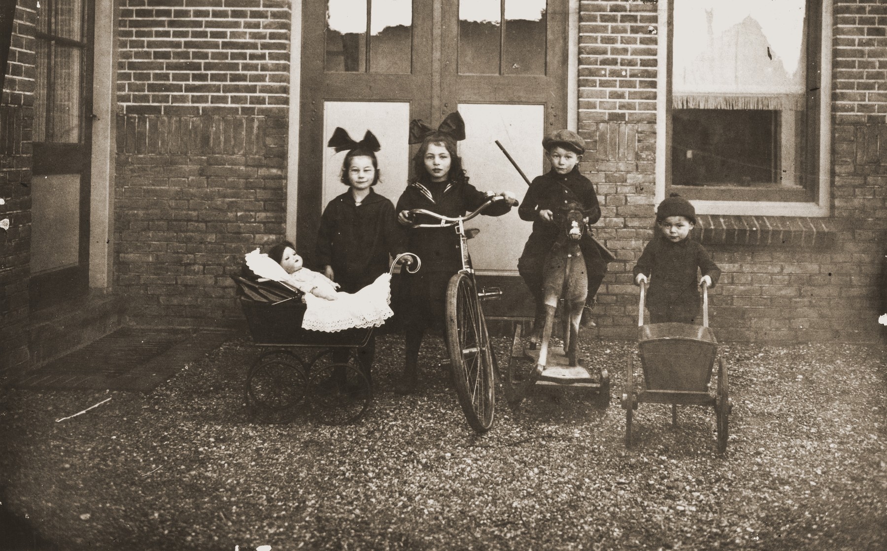 The four children of Louis and Ida Meijer playing in back of their family home in Boekelo.

Pictured from left to right are: Johanna, Bettie, Michel and Izak Meijer.  All were killed during the Holocaust.