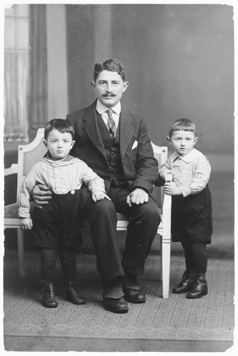 Studio portrait of a father with his two sons.

Pictured are Josef Zwienicki with his sons Benno (right) and Gerd (left).