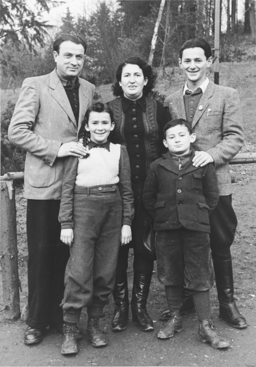 Portrait of the Laufer/David family in the Rochel ...