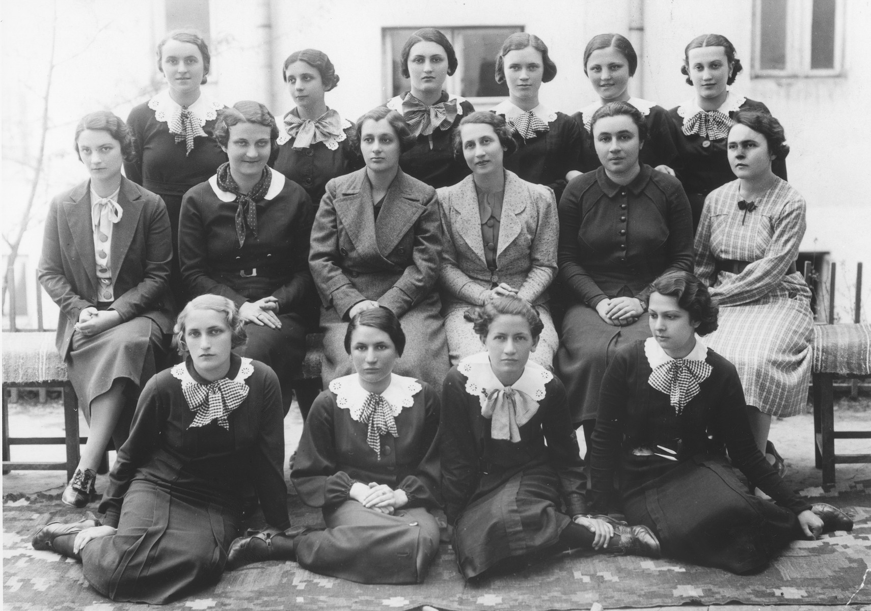 Lotte Gottfried (front row, left) and her graduating class at the Hoffmann gymnasium in Czernowitz.