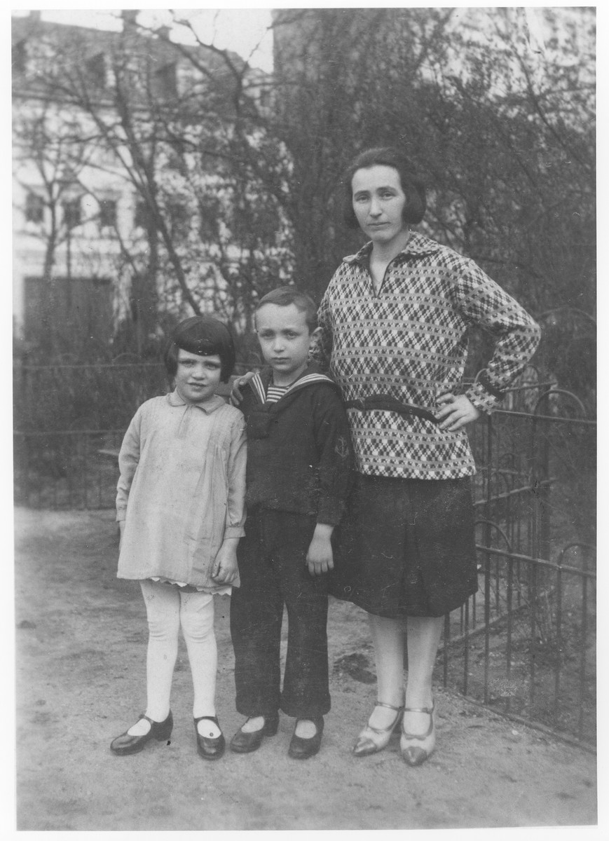 Hinda Rose Soldinger stands in a garden with her two children, Edgar David and Ida.