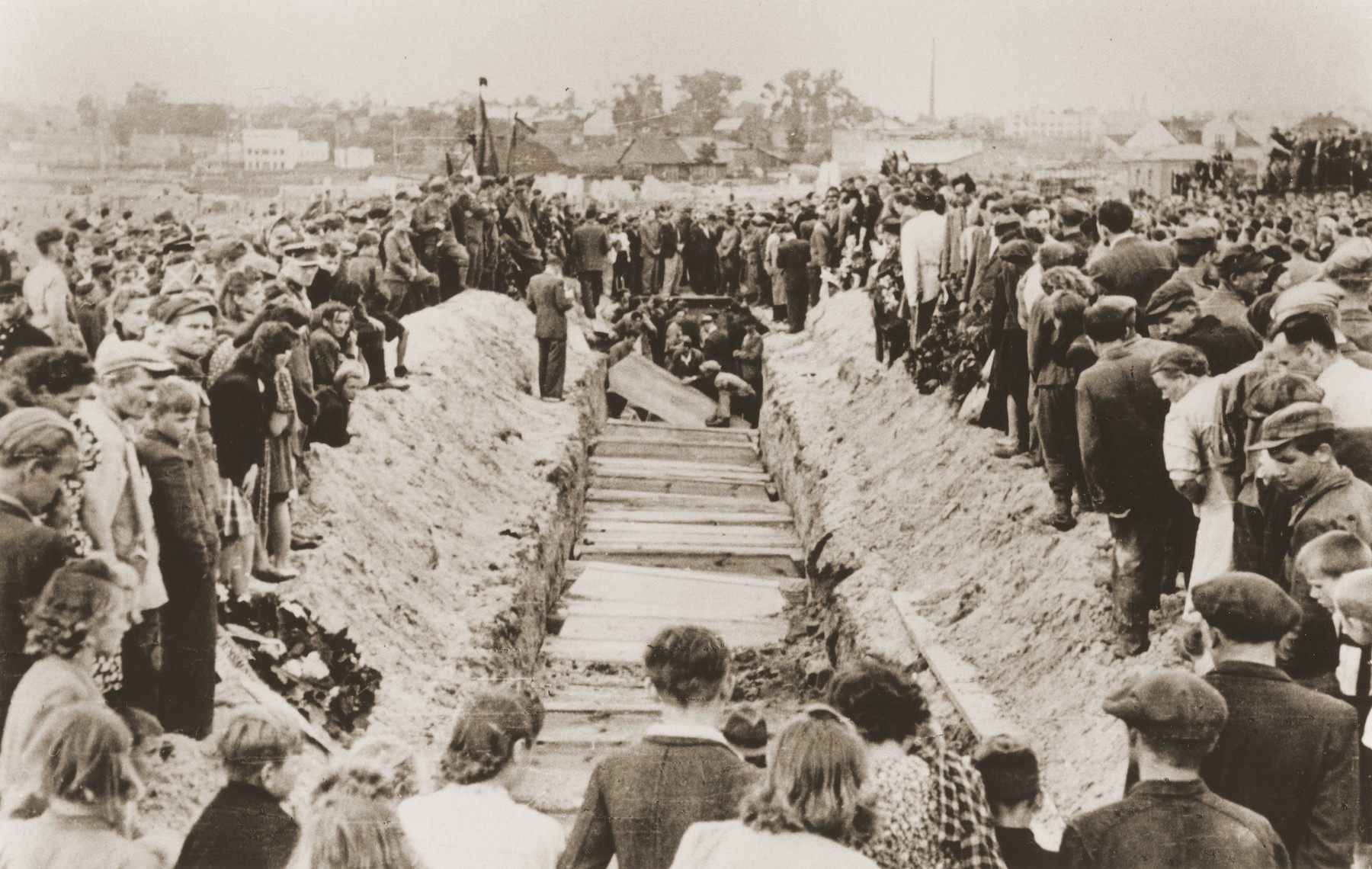 Burying the pogrom victims (Kielce, Jul. 1946)