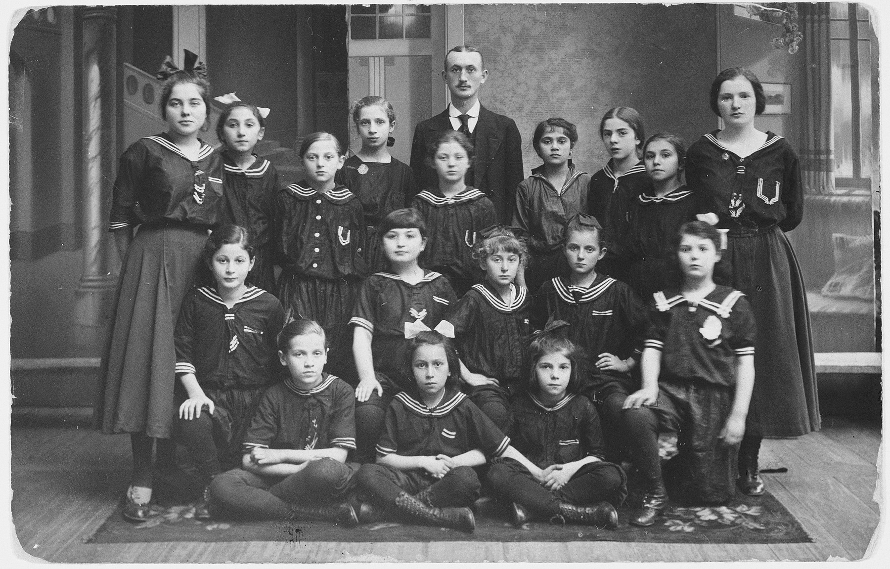 Polish and Jewish girls in a gymnasium in Wloclawek.

Among those pictured is Henia Dyszel.