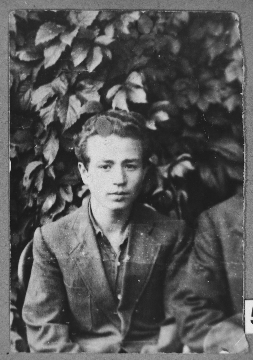 Portrait of Yosef Alba, son of Yakov Alba.  He was a student.  He lived at Herzegowatschka 27 in Bitola.