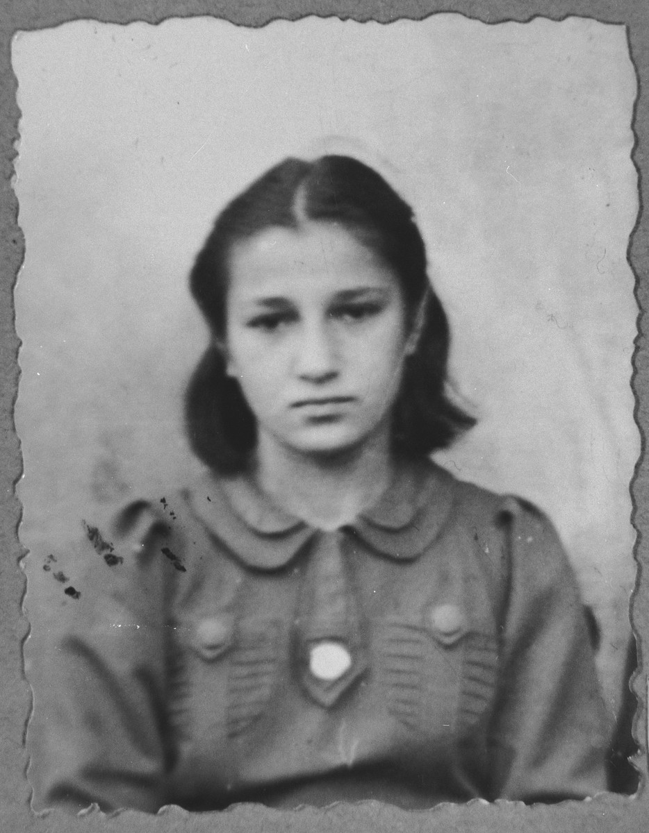 Portrait of Soluka Aroesti, daughter of Mair Aroesti.  She was a student.  She lived on Zvornitska in Bitola.