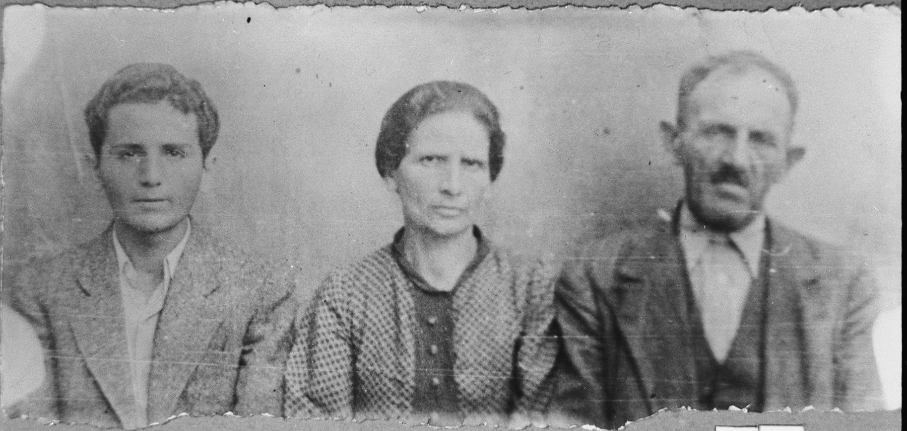 Portrait of Aron Aroesti, his wife, Dona, and his son, Albert.  Aron was a miller and Albert, a patcher.  They lived at Karagoryeva 58.