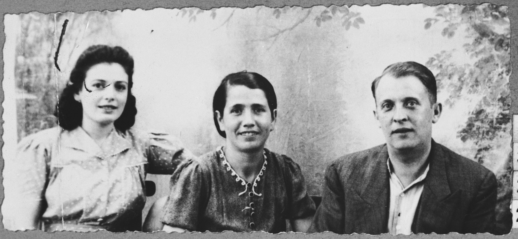 Portrait of Lazar Ischach, son of Yosef Ischach, his wife Sara, and his daughter Alegra.  Lazar was a grocer and Alegra, a student.  They lived at Drinksa 77 in Bitola.