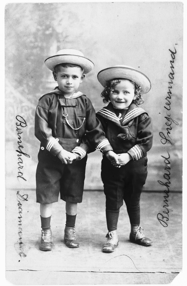 Studio portrait of two young Jewish children in Copenhagen.

Pictured are the cousins Bernhard Diament (left) and Bernhard Schneider Mann (right).