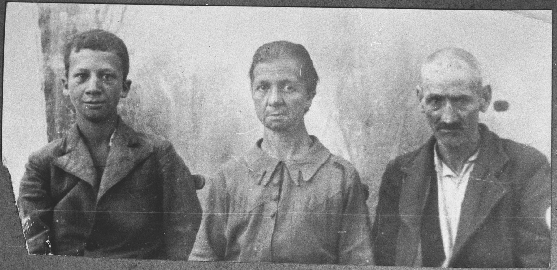 Portrait of Bohor Kamchi, his wife, Rashel, and his son, Mois.  Bohor was a porter and Mois, a student.  They lived at Orisarska 11 in Bitola.