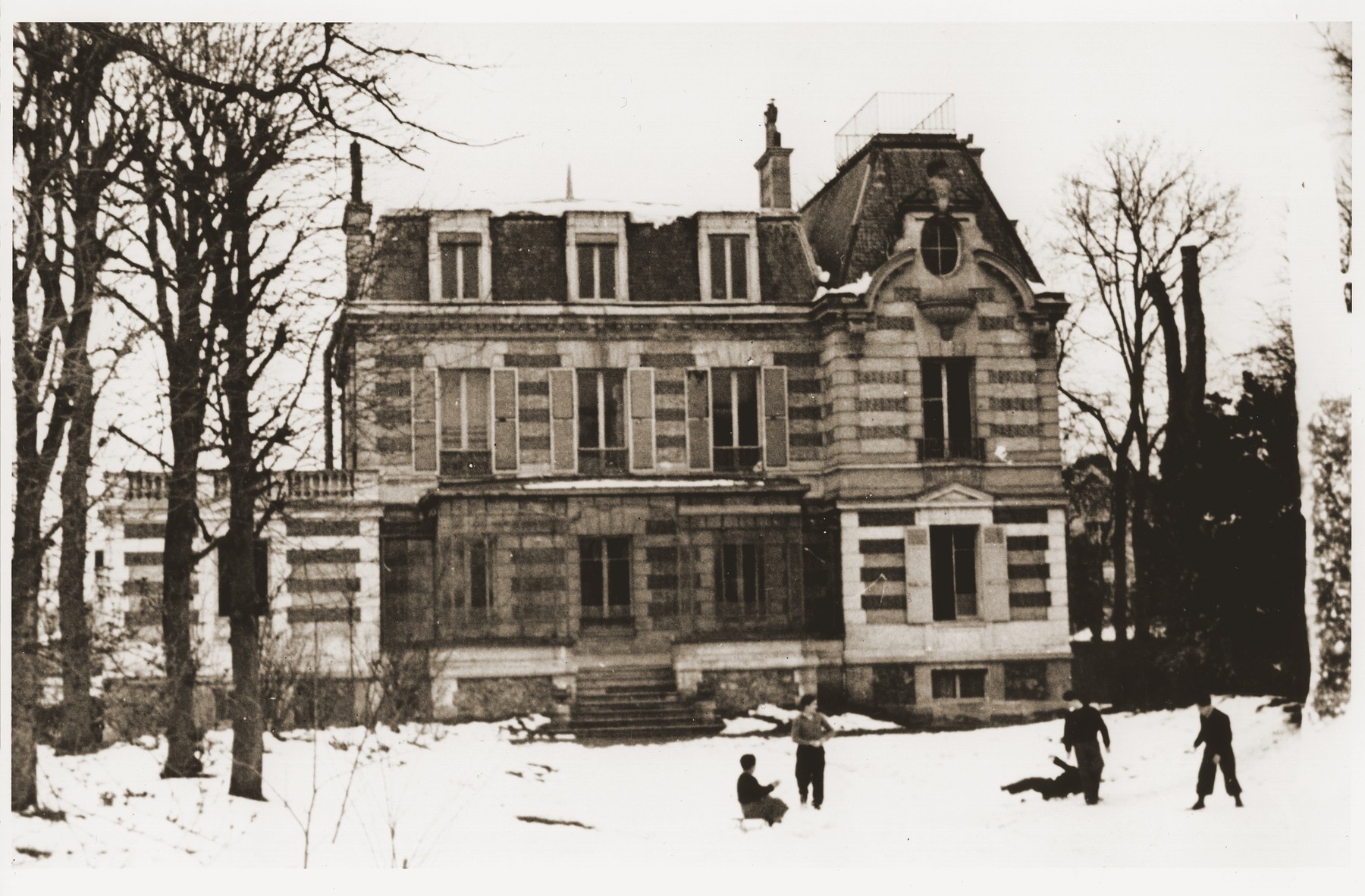 Jewish DP youth play in the snow outside the OSE (Oeuvre de Secours aux Enfants) children's home in Le Vésinet.