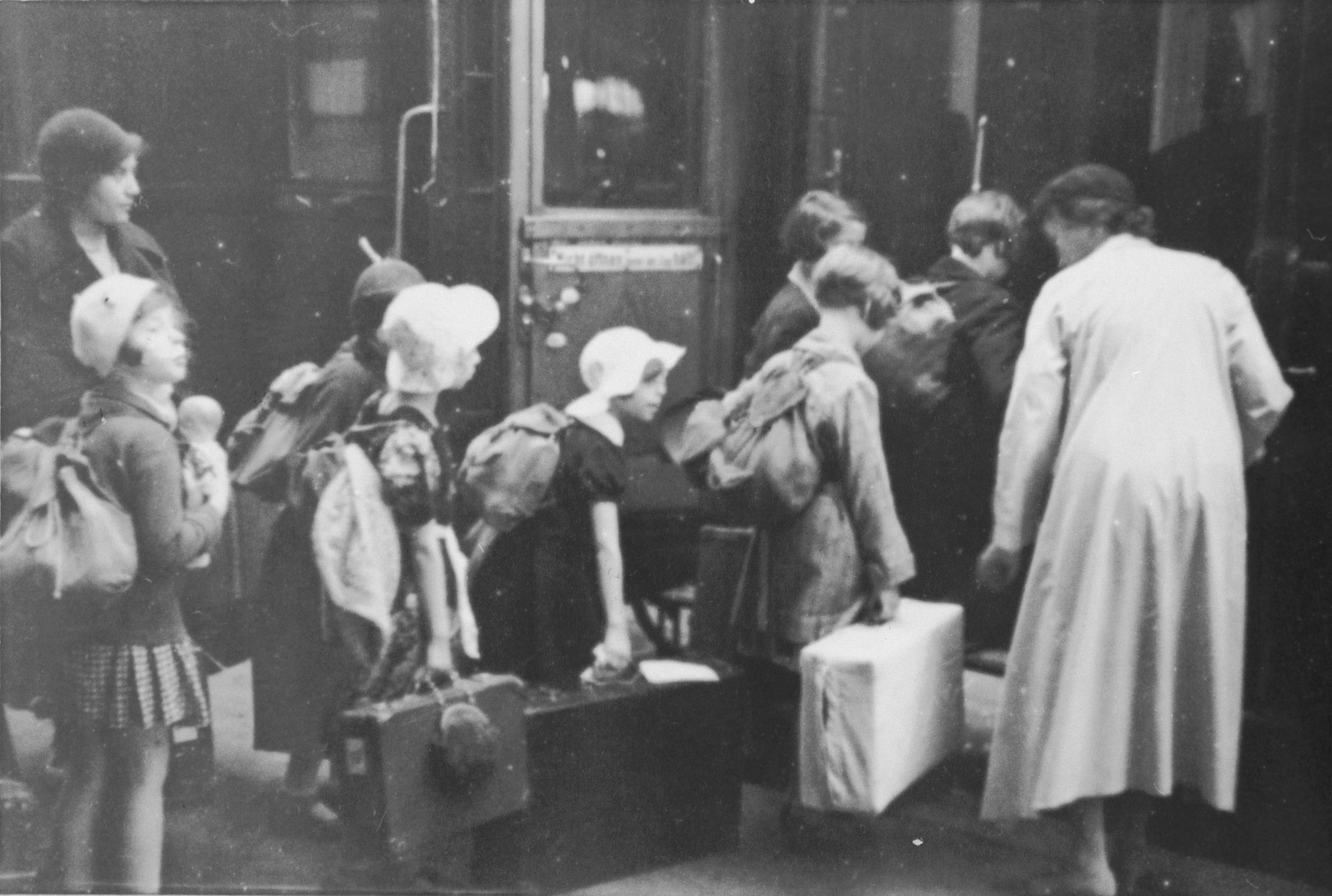 Jewish children from Germany who are on their way to a Kinderlager [children's recreational summer camp] in Horserod, Denmark, board the train with their luggage. 
 
In 1935-36 Norbert Wollheim was involved in organizing groups of German Jewish youth to attend a summer camp in Denmark.