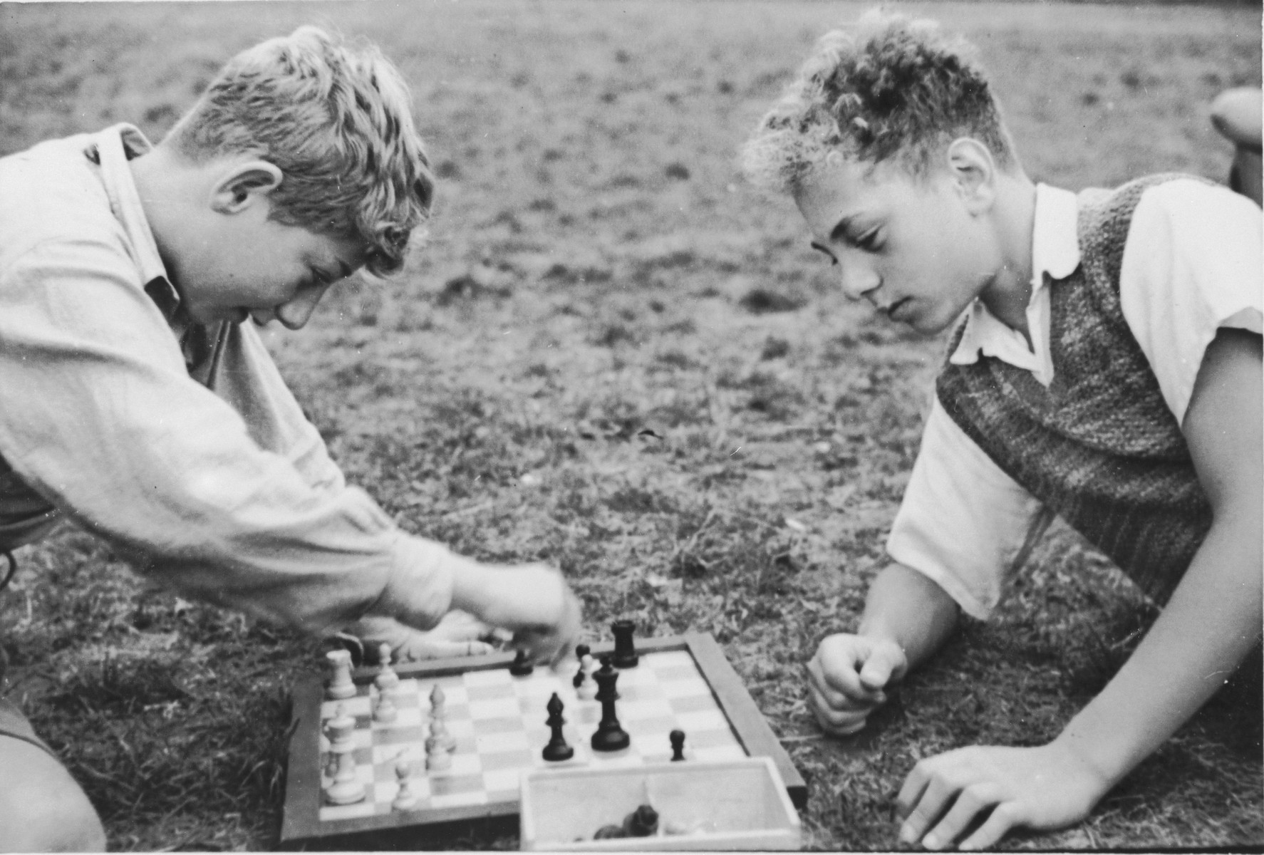 Jewish children from Germany play chess at a Kinderlager [children's recreational summer camp] in Horserod, Denmark. 
 
In 1935-36 Norbert Wollheim was involved in organizing groups of German Jewish youth to attend a summer camp in Denmark.