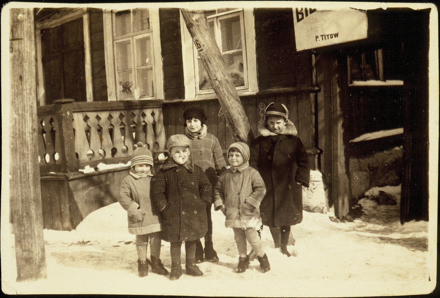 The children of Bluma (nee Zlotnik) and Honeh Michalowski stand in front of their house in Eisiskes. 

All five children were killed by the Germans during the September 1941 mass shooting action in Eisiskes.