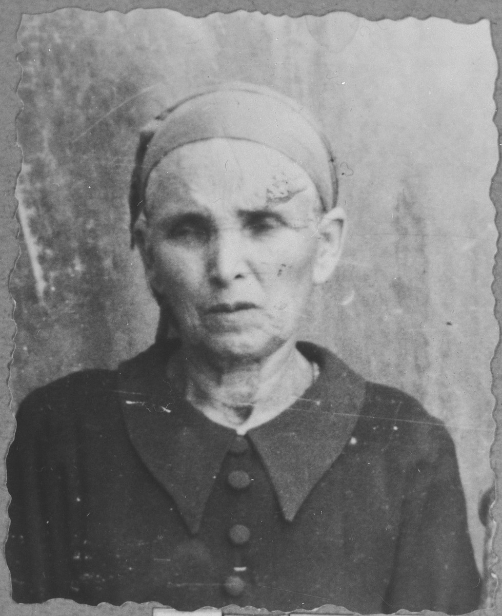 Portrait of Ester Hasson (patronymic: Pinhas).  She lived at Krstitsa 5 in Bitola.