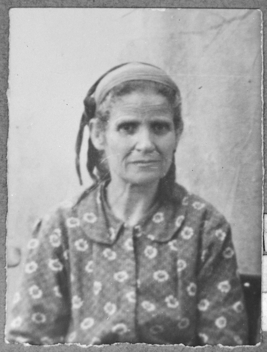 Portrait of Luna Testa, wife of Moshe Testa.  She was a laundress.  She lived at Drinska 119 in Bitola.