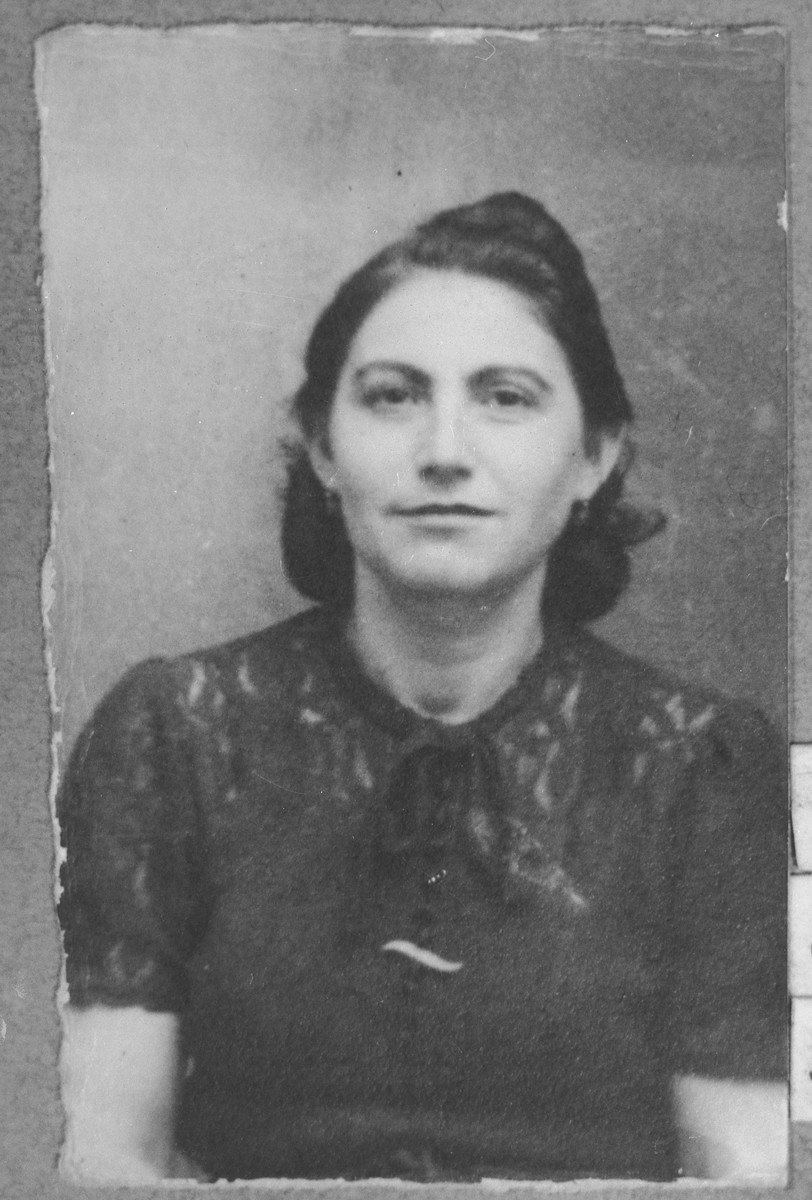Portrait of Estrea Testa, wife of Mois Testa.  She was a tailor.  She lived at Asadbegova 1 in Bitola.