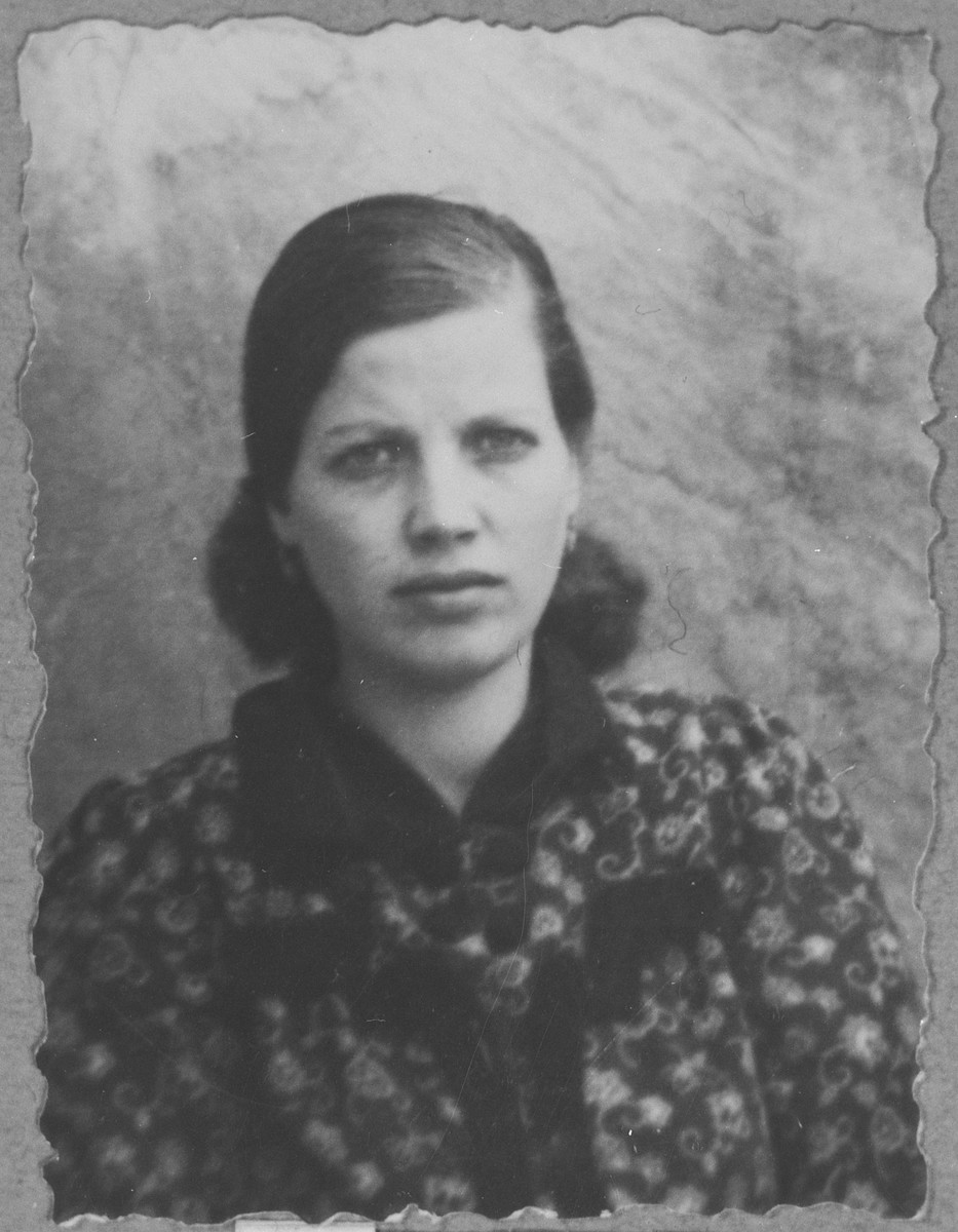 Portrait of Louisa Hasson (patronymic: Shabetai).  She lived at Krstitsa 5 in Bitola.