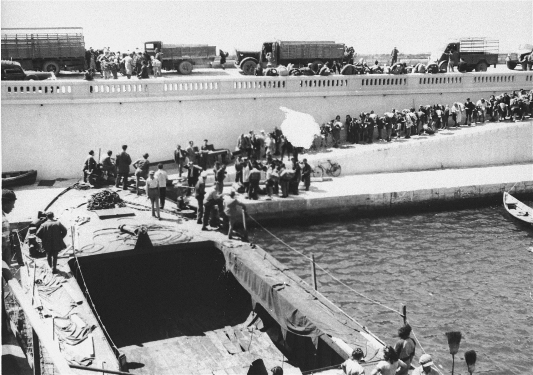 Exodus 1947 refugees make their way along a quay in Sete's harbor toward the President Warfield.