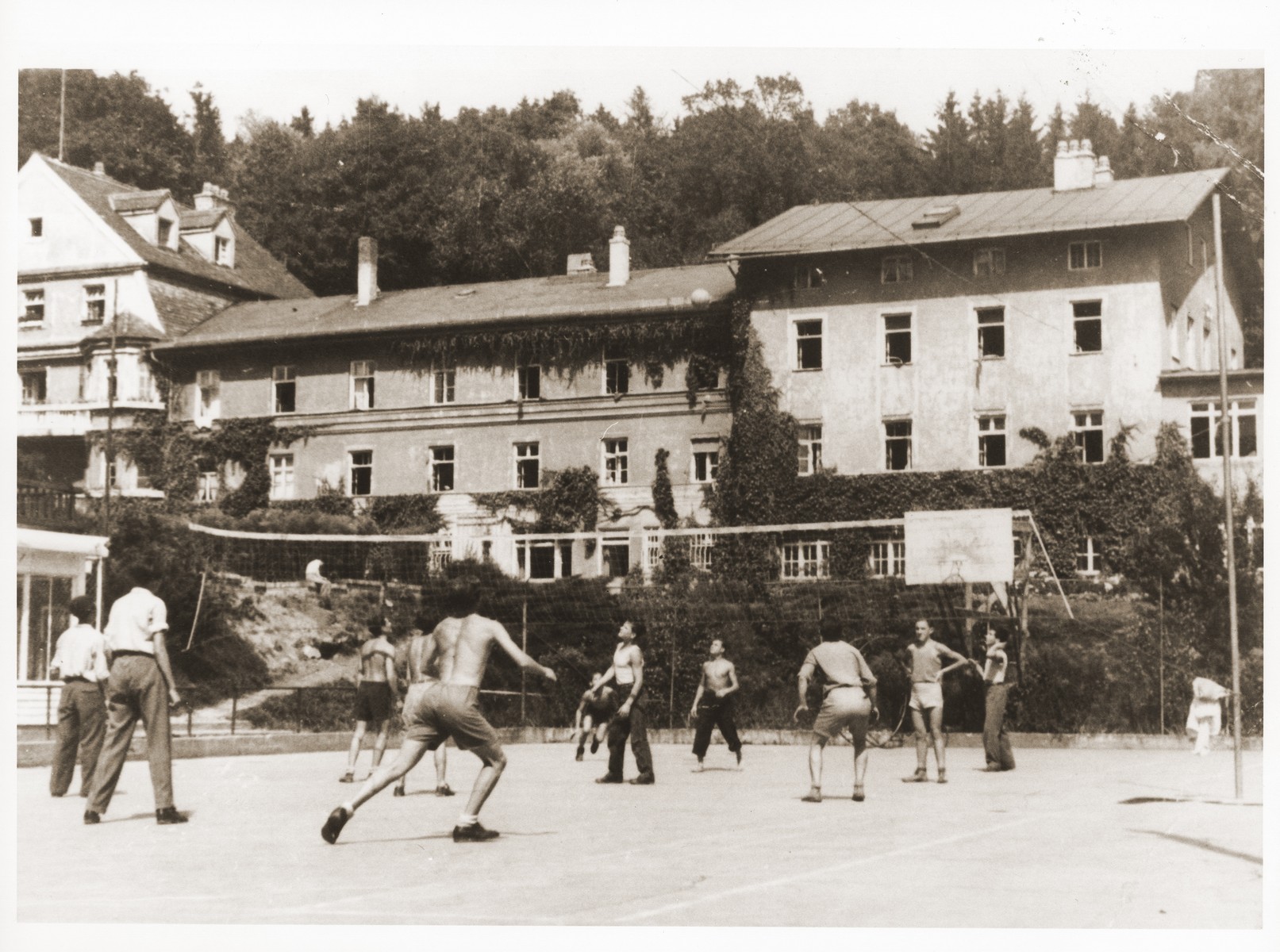 Jewish DPs from Foehrenwald play volleyball in a tournament at the Wartenberg displaced persons camp.
