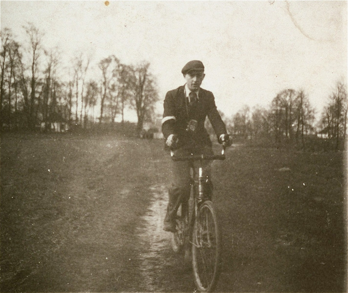 A Jewish boy rides a bicycle in the Kolbuszowa ghetto.
 
Pictured is Mondi Stub, a friend of Manius Notowicz, the donor.