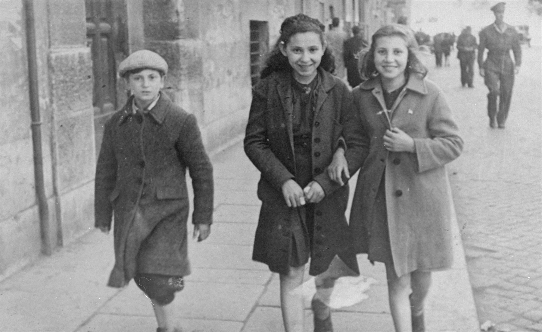 Hanna Rawicz (middle) walks along a street in Rome with two friends.