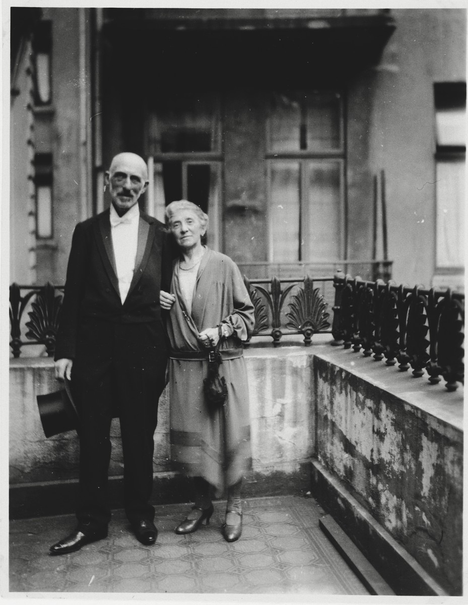 Willy and Fradel Wurzburg pose on the balcony of an apartment in Hamburg.