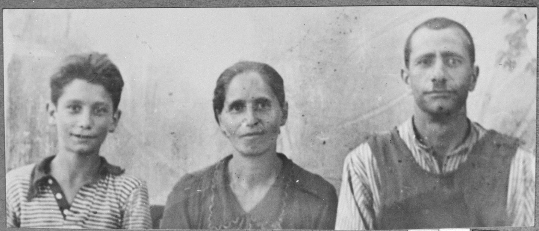 Portrait of Mois Mishulam, [Mois' wife], Sol, and Mois' son Haim.  They lived at Sinagogina 3 in Bitola.