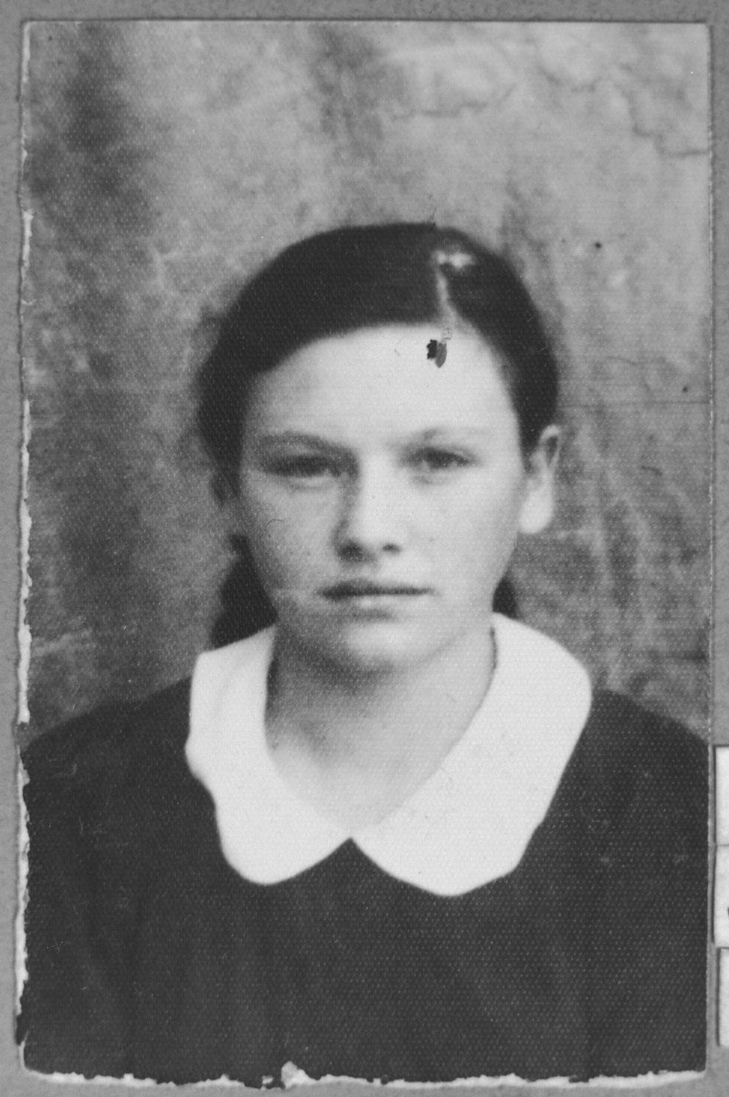 Portrait of Buena Nachmias, daughter of Yakov Nachmias.  She was a waitress.  She lived on Orisarska 6 in Bitola.
