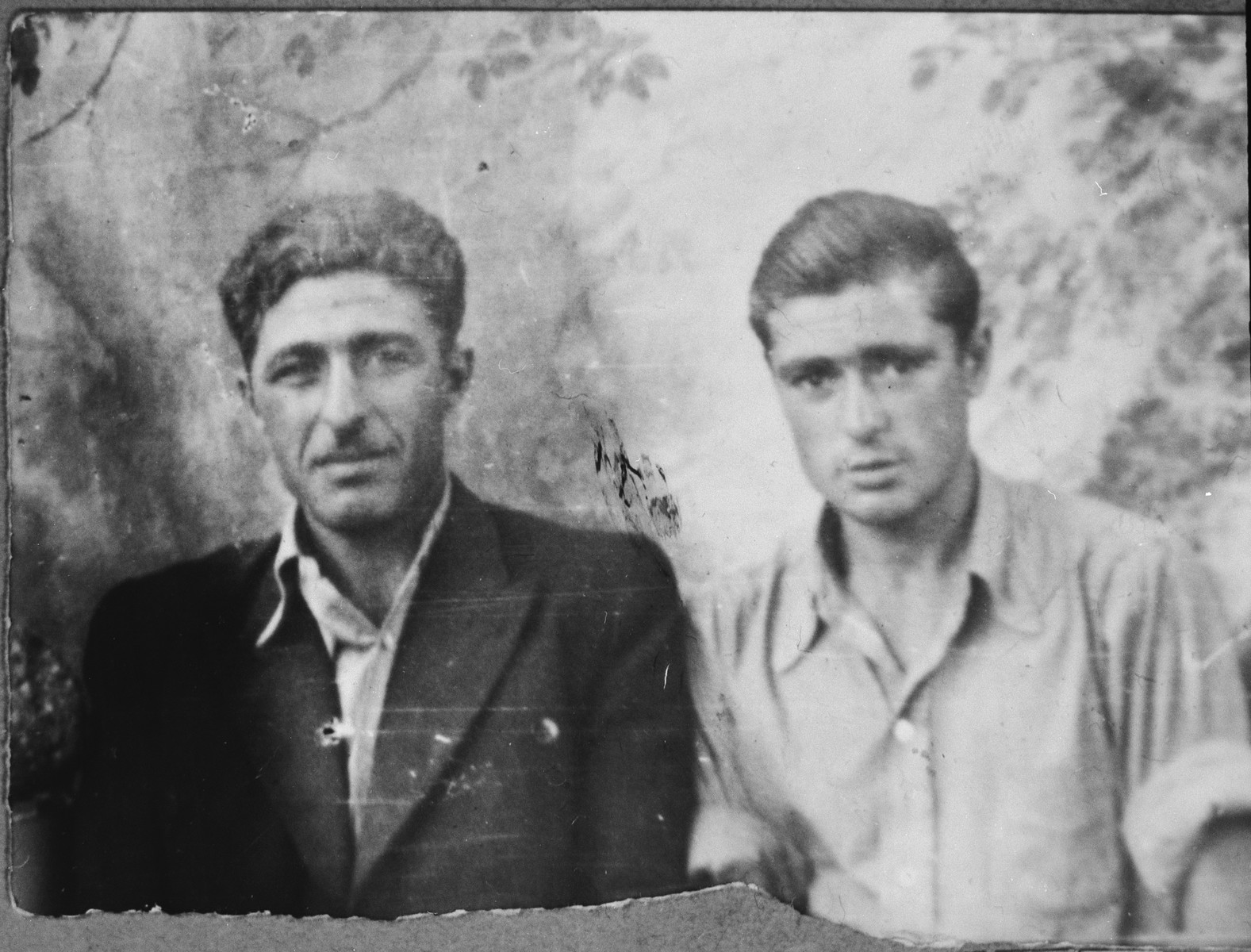 Portrait of Gabriel and Eli Mishulam, sons of Benzion Mishulam.  Gabriel was a laborer and Eli, a student.  They lived at Orizarska 7 in Bitola.