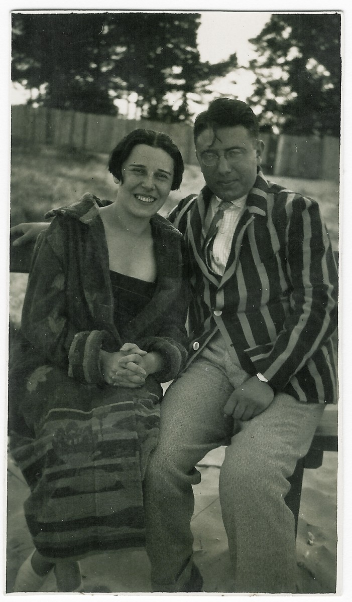 A young Jewish couple poses together on a park bench.

Pictured are Moisei and Eugenia Kopelman.