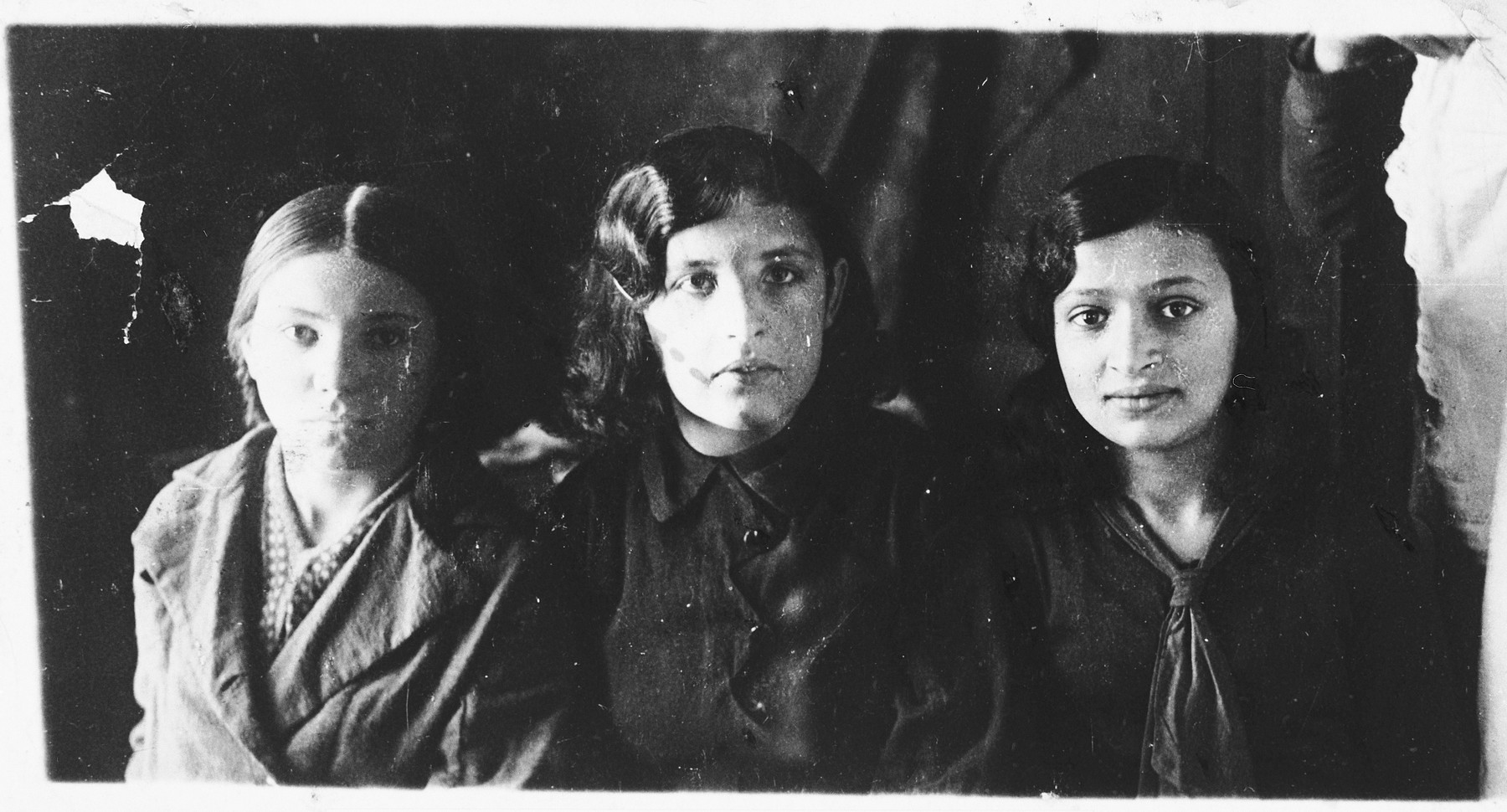 Studio portrait of three Jewish teenage girls in Chechersk, Belarus.

Pictured are Zlata, Chaya and Maria Gerchikova.