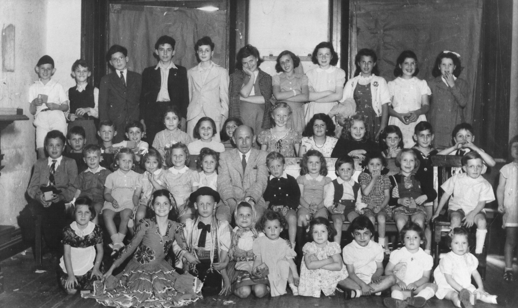 Group portrait of children, some of whom are in costume, in Shanghai.

Those pictured in the front row include Elisabeth Gauglberger (far left), Liane Poutau (second from left) and Sonja Krips (sixth from left).