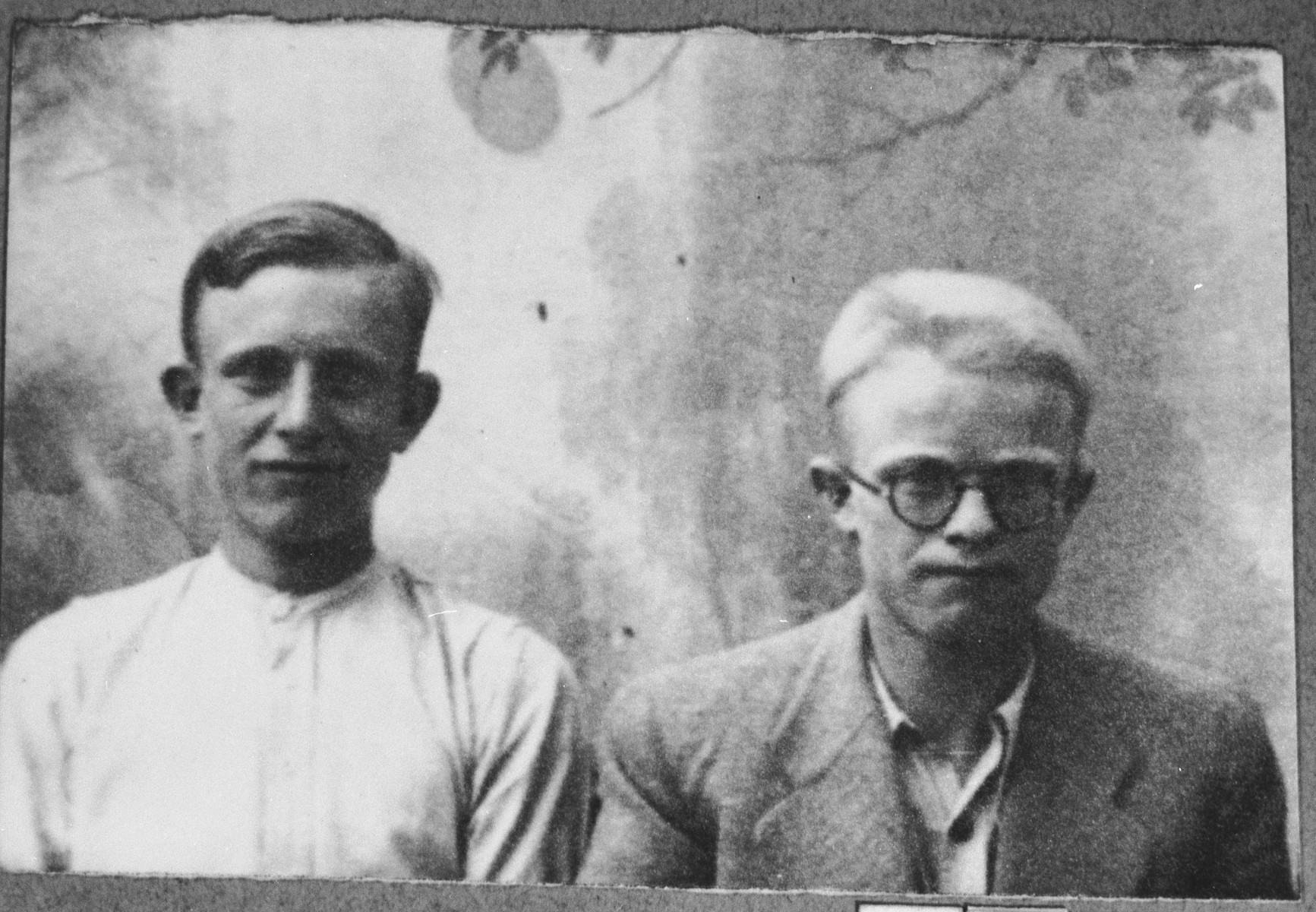 Portrait of Solomon and Avram Kassorla, sons of Rachamin Kassorla.  They were students.  They lived at Zmayeva 6 in Bitola.