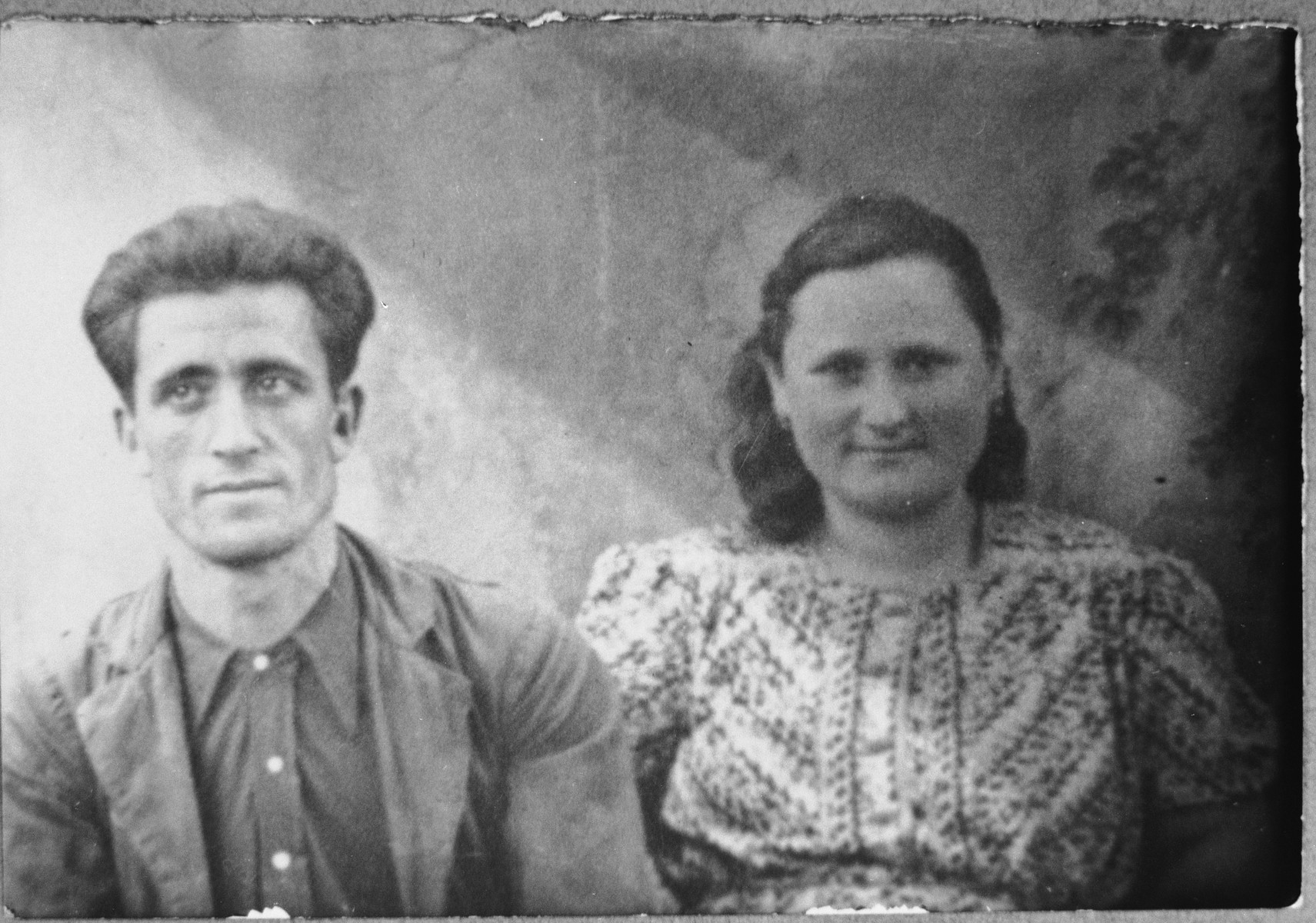 Portrait of Todoros Levi, son of Haim Levi, and Todoros' wife, Sara.  Todoros was a gardner.  They lived at Mitrovatska 7 in Bitola.