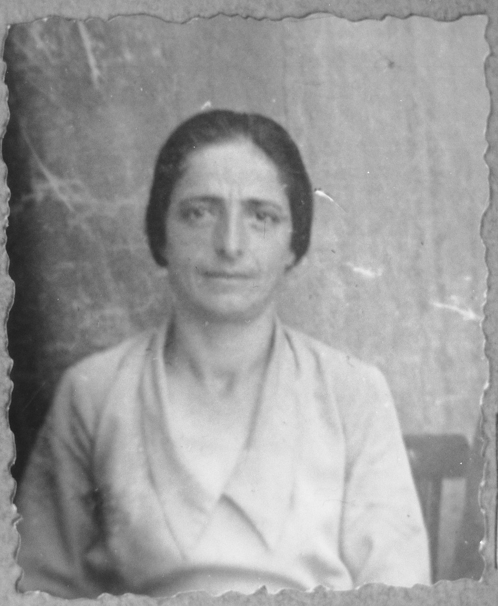 Portrait of Buena Leon, [wife of Mordechai Leon].  She lived on Zmayeva 10 in Bitola.