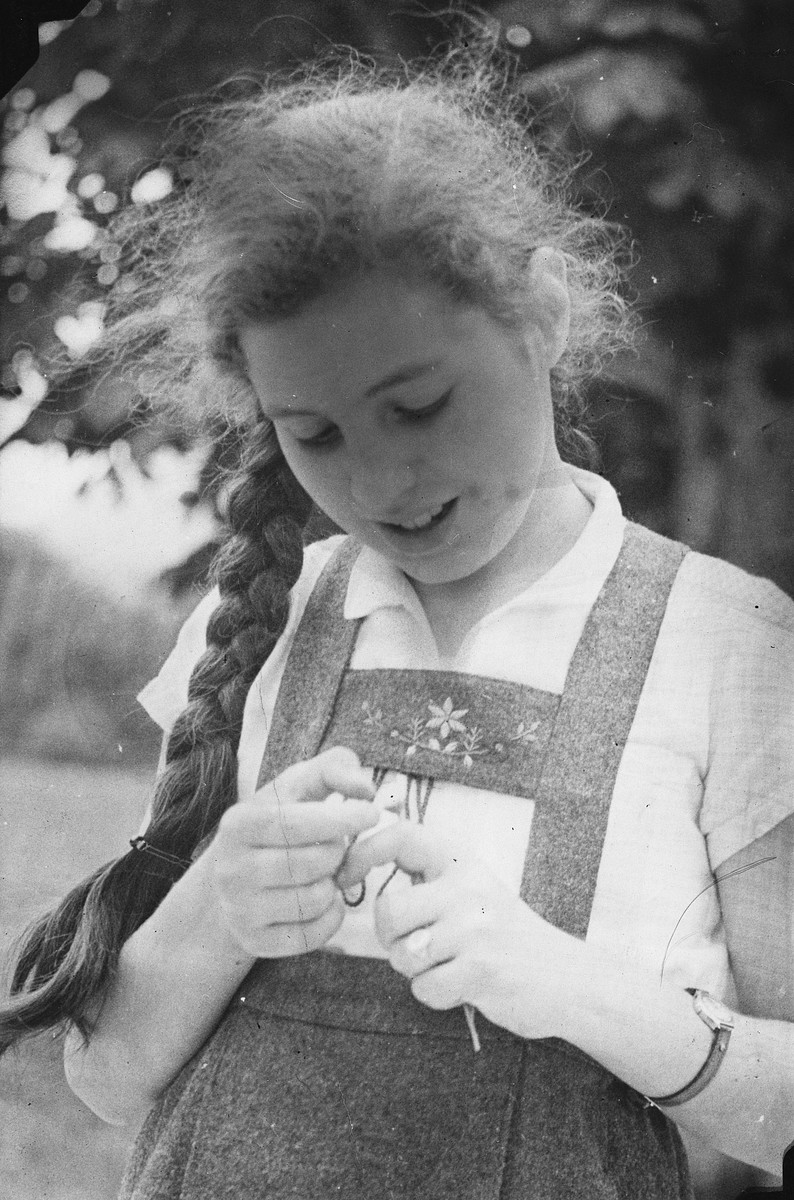 Close-up portrait of an Austrian-Jewish girl with a long braid.

Pictured is Susi Popper.