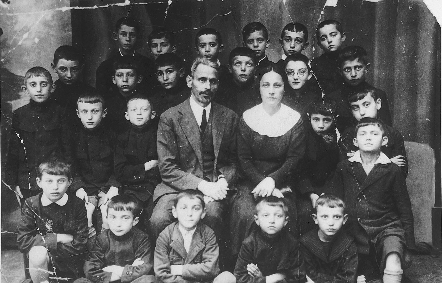 Class portrait of an elementary school in Kielce.

Among those pictured is Tobiasz Grojs.