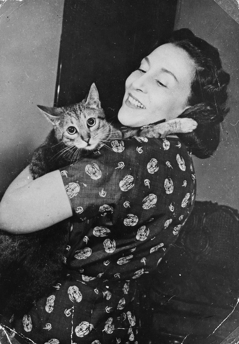 Portrait of a Hungarian actress, who had lent assistance to a Jewish family, during the war holds her cat.

Pictured is Margit Markay.  She kept the valuables of the Pal family safe for them until after the war.  She also brought them food while they were in the ghetto.