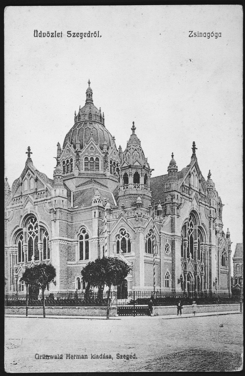 Picture postcard showing an exterior view of the synagogue in Szeged, Hungary.