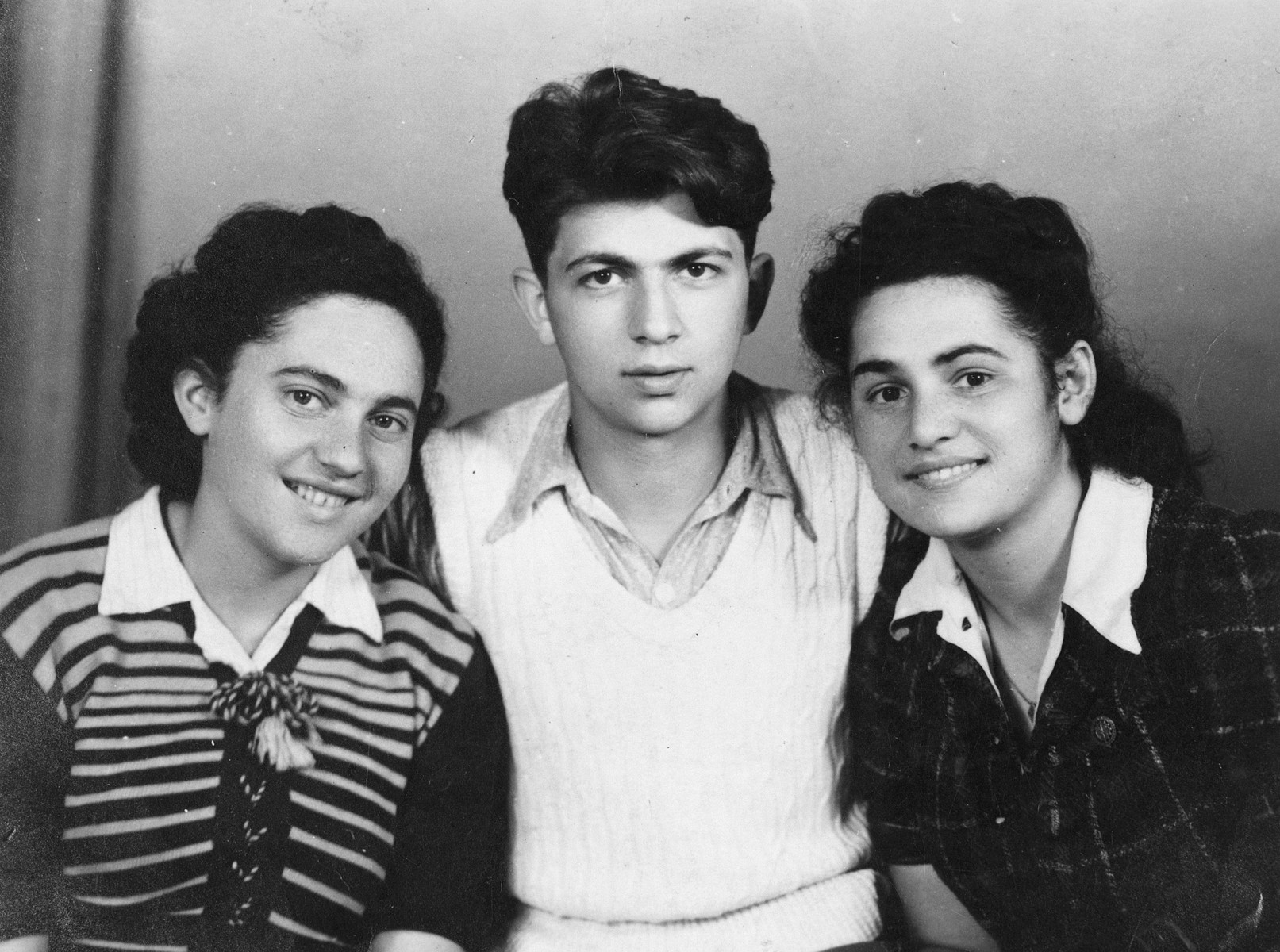 Portrait of three Zionist youth leaders in Poland after the war.

From left to right are Batya Qwint, Zalman Mendelev, and Fira Scapinker.
