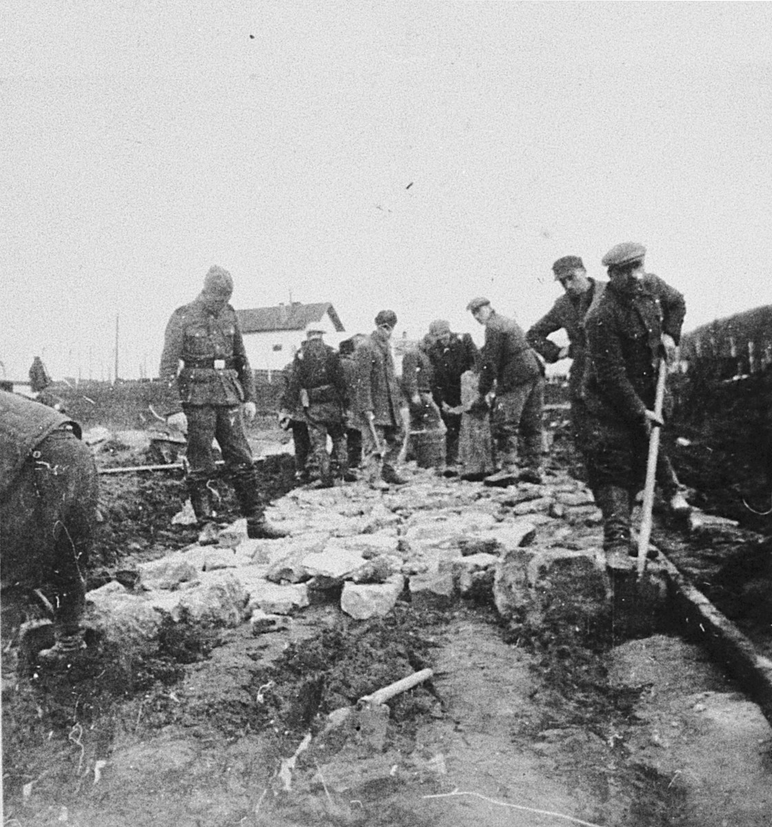 Jewish prisoners from the Stupki labor camp at forced labor in a quarry. 

Stupki was one of several labor camps established along the route of the Rollbahn Sued in Galicia.