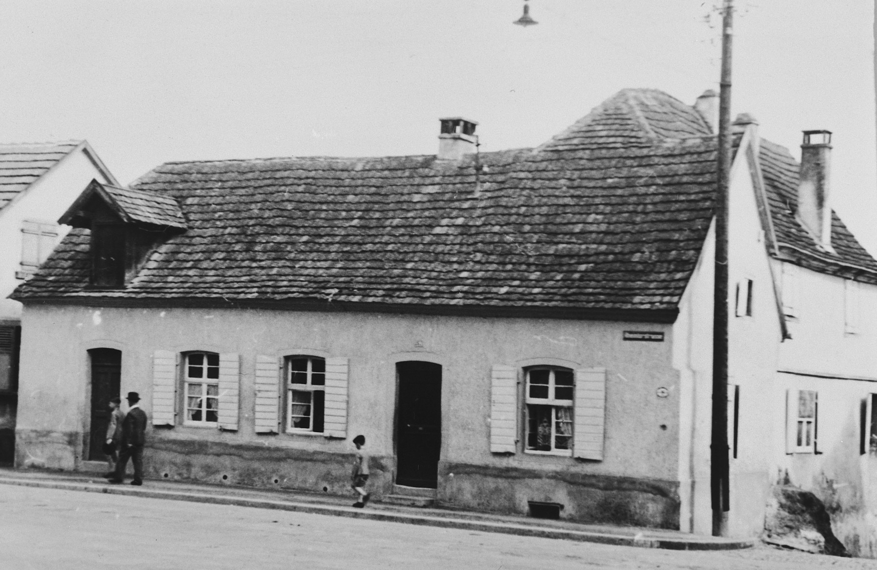 Exterior view of the home of Raphael Bähr (the father of Hermann and Julius) on Judengasse in Breisach.  

This house was one of five homes destroyed during the bombing of the town at the end of the war.  Most of the other Jewish homes were not destroyed.

This is part of series of photographs taken of the Breisach Jewish community 1937.  In October 1940 the entire community was deported to the Gurs internment camp in southern France.