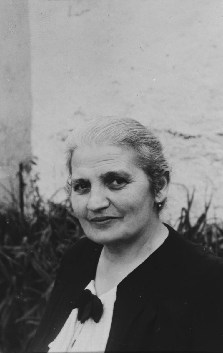 Close-up portrait of a Jewish woman in Breisach Germany.

Pictured is Rosa Geismar, nee Uffenheimer (b. 08/31/1879 in Breisach).  She was deported to Gurs, France on October 22, 1940 and from there was sent to Auschwitz on Convoy #17 in August 1942 where she perished along with her daughter Erna Maier and her grandson, Hans-Juergen Maier.

This is part of series of photographs taken of the Breisach Jewish community on their way to and from synagogue in 1937.  In October 1940 the entire community was deported to the Gurs internment camp in southern France.