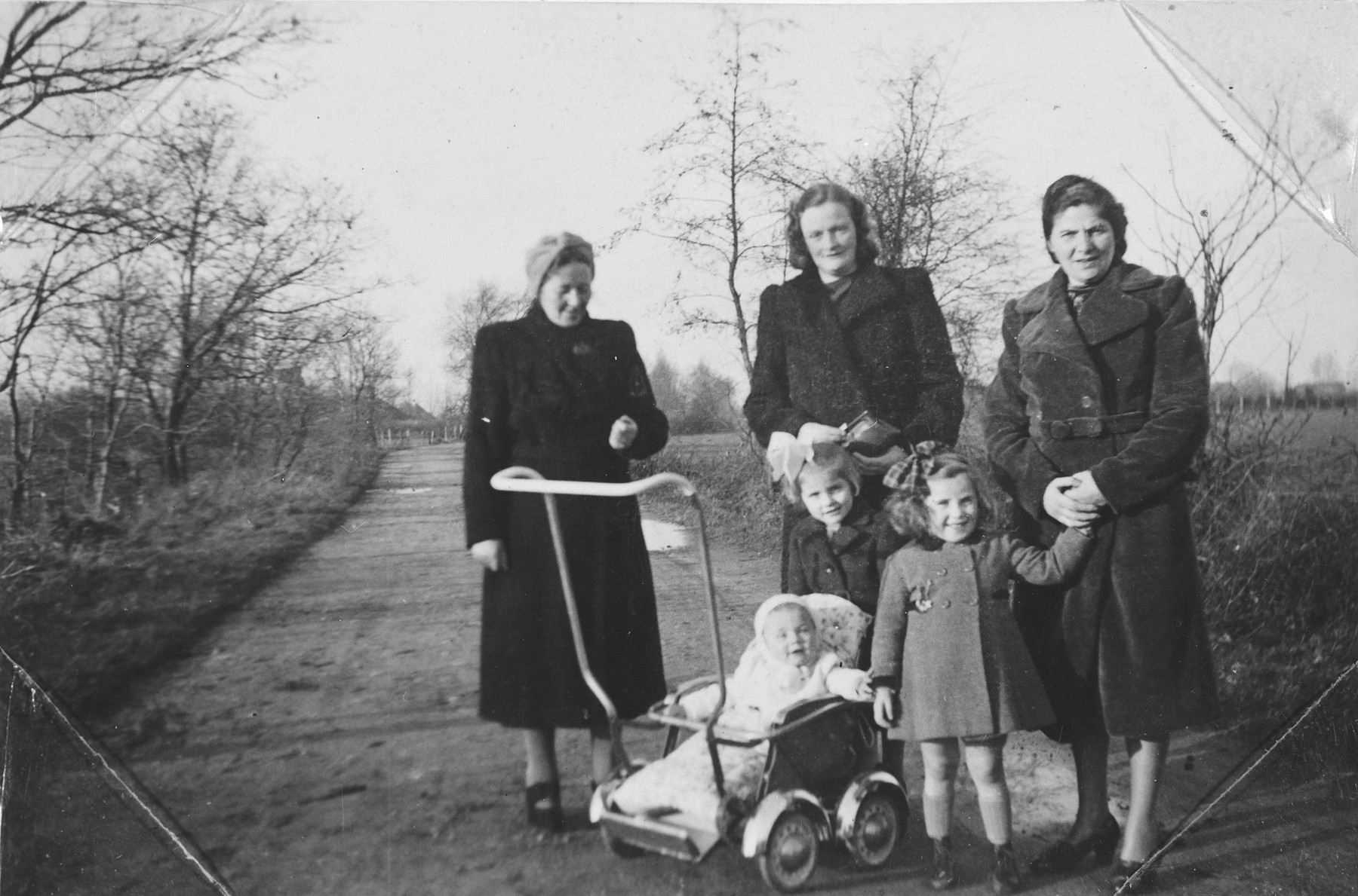 Three women pose with their young children.  The woman and child on the far right are Jews in hiding.

Pictured on the right are Benjamina and Rita Serphos.