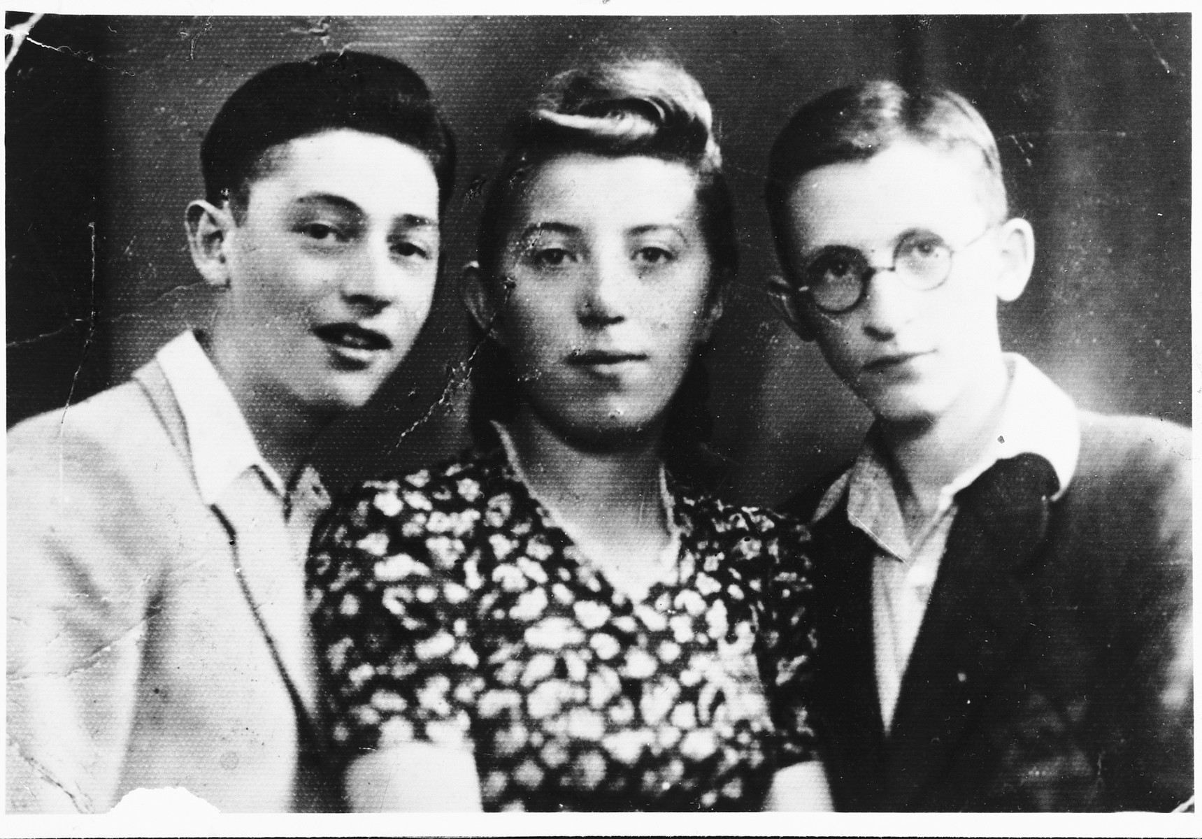 Portrait of three young people in the Bedzin ghetto, one of whom is wearing a Jewish star.

Pictured from left to right are Natan Gipsman, Regina Fajerman, and Efroim Poremba.