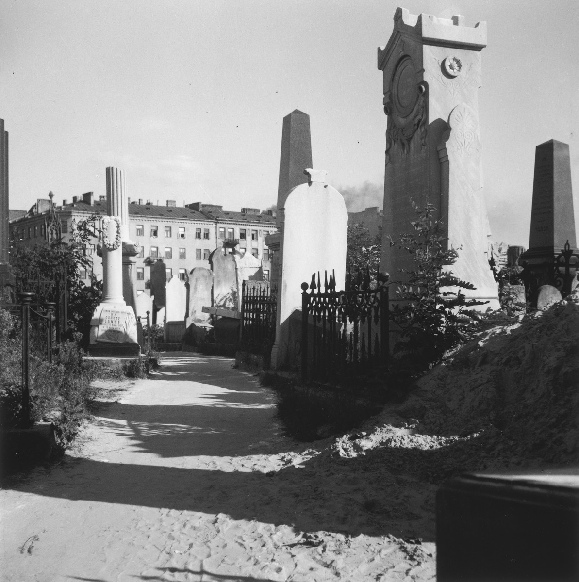 The Jewish cemetery in the Warsaw ghetto.

Joest's original caption reads: "Then the grave was covered over with earth.  Alongside were the graves of rich families, their well-kept tombstones engraved with Hebrew and Latin lettering, describing the dead."